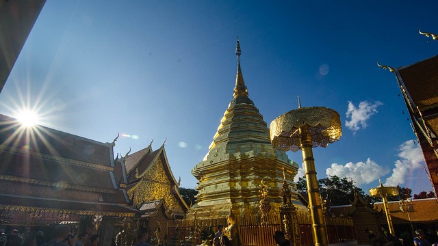 Imagen del icónico Templo Wat Doi Suthep ubicado en la montaña Doi Suthep cerca de Chiang Mai, Tailandia. El templo es conocido por su majestuosa pagoda dorada y sus vistas panorámicas de la ciudad. Un lugar sagrado con una vista impresionante | The Buddha Planet