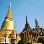 Imagen del majestuoso Templo Wat Phra Kaew, ubicado en Bangkok, Tailandia. El templo es famoso por su arquitectura icónica y su impresionante belleza, con detalles elaborados y colores vibrantes en cada rincón | The Buddha Planet