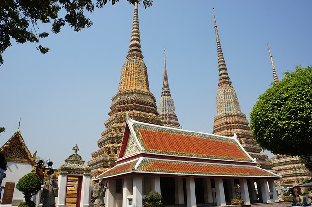 Imagen de un hermoso templo budista en Bangkok, Tailandia. Este lugar sagrado presenta una arquitectura impresionante y detalles intrincados que reflejan la esencia espiritual del budismo. Un sitio emblemático de la cultura tailandesa y un destino turístico en la ciudad | TheBuddhaPlanet